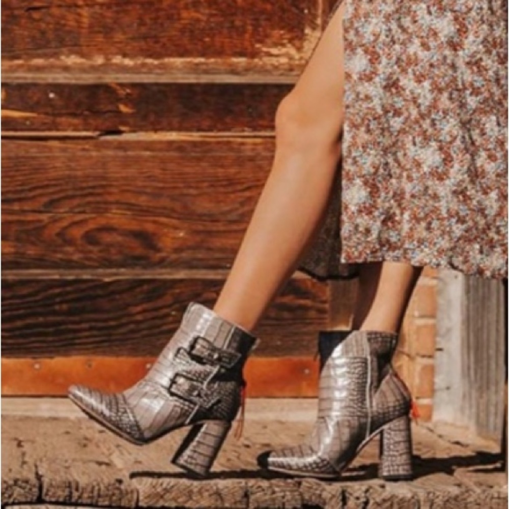 FREEBIRD BY STEVEN JOEY BOOTS IN STONE CROCO LEATHER W/FLARED WRAP HEEL SIZE 8